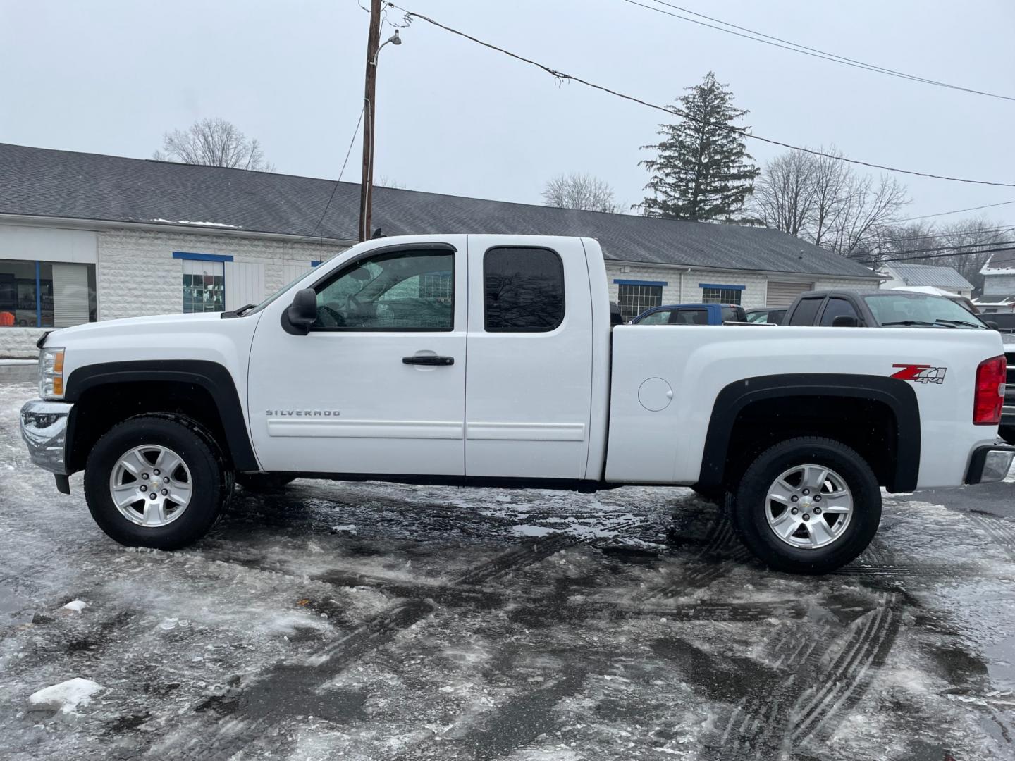 2012 White /black Chevrolet Silverado 1500 LT Ext. Cab Long Box 4WD (1GCRKSE7XCZ) with an 5.3L V8 OHV 16V FFV engine, 6-Speed Automatic transmission, located at 101 N. Main Street, Muncy, PA, 17756, (570) 546-5462, 41.207691, -76.785942 - Photo#4